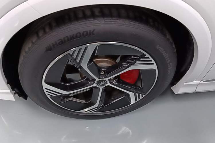 Used Audi Q4 e-tron 2022 50 e-tron quattro Visionary Edition Left Front Wheel Hub