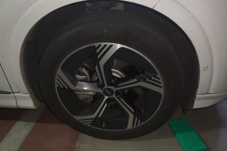Used Audi Q4 e-tron 2022 40 e-tron Boundary Edition Right Front Wheel Hub