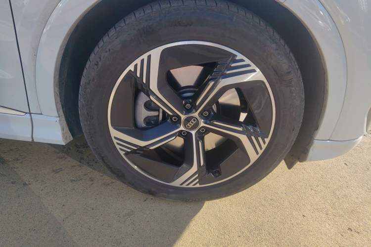 Used Audi Q4 e-tron 2022 50 e-tron quattro Visionary Edition Right Front Wheel Hub