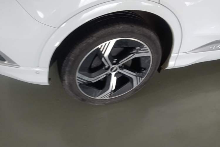 Used Audi Q4 e-tron 2022 40 e-tron First Edition Right Rear Wheel Hub