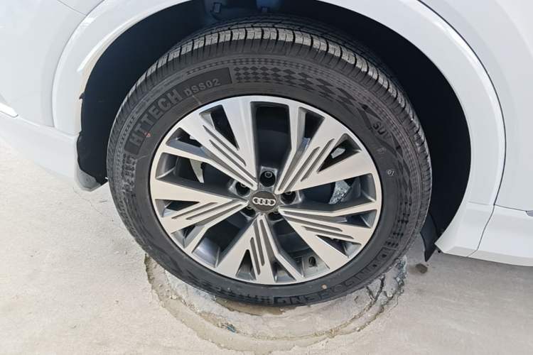Used Audi Q4 e-tron 2022 40 e-tron Adventure Edition Right Rear Wheel Hub