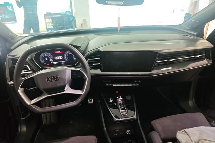 Used Audi Q4 e-tron 2023 40 e-tron Creation Edition Midnight Center Console