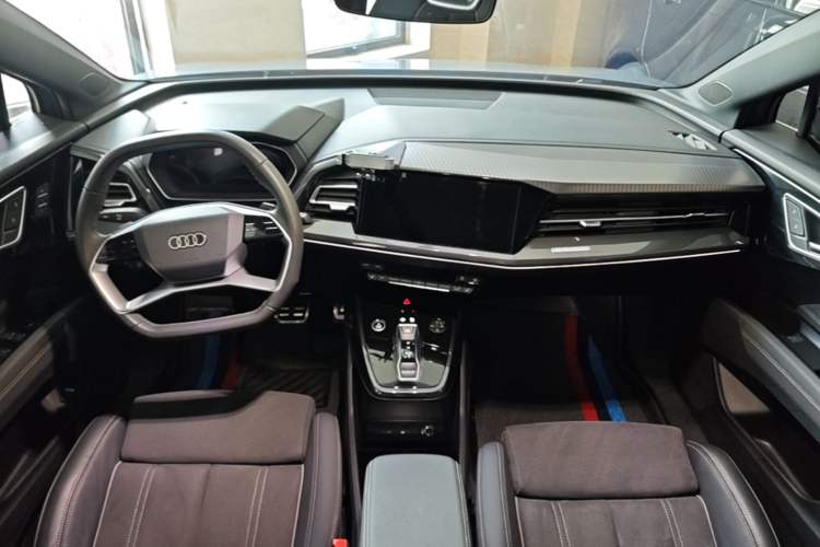 Used Audi Q4 e-tron 2023 40 e-tron Creation Edition Midnight Center Console