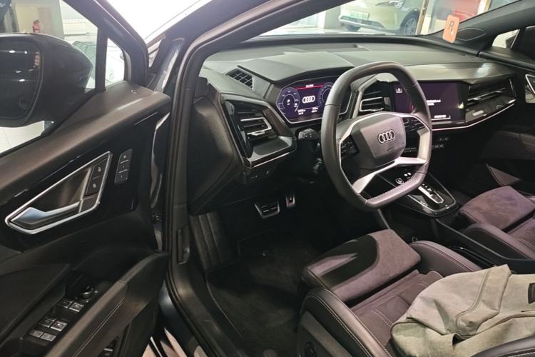 Used Audi Q4 e-tron 2023 40 e-tron Creation Edition Midnight Driver Seat