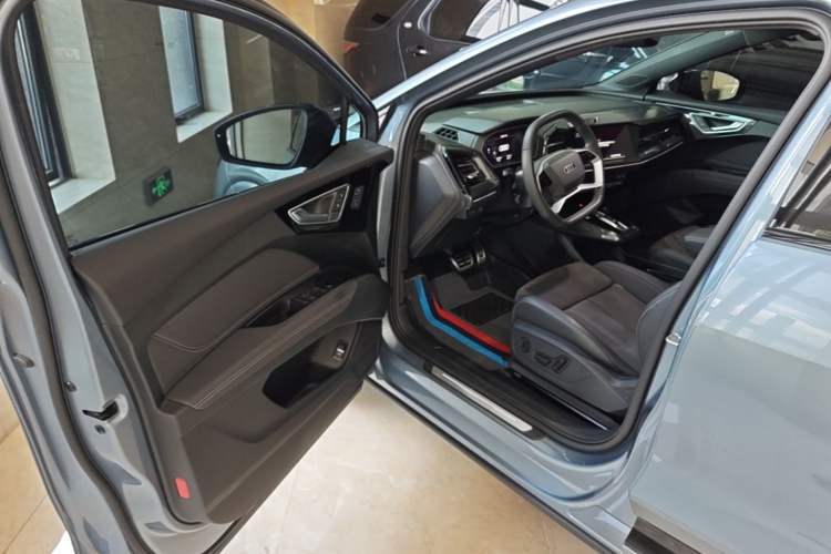 Used Audi Q4 e-tron 2023 40 e-tron Creation Edition Midnight Driver Seat