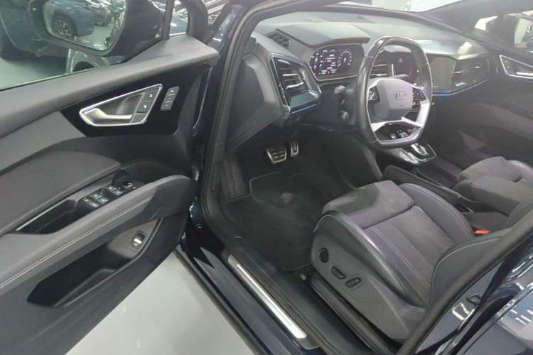 Used Audi Q4 e-tron 2023 40 e-tron Creation Edition Midnight Driver Seat