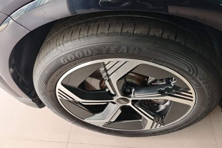 Used Audi Q4 e-tron 2023 40 e-tron Creation Edition Midnight Left Front Wheel Hub