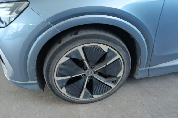 Used Audi Q4 e-tron 2023 50 e-tron quattro Creation Edition Left Front Wheel Hub