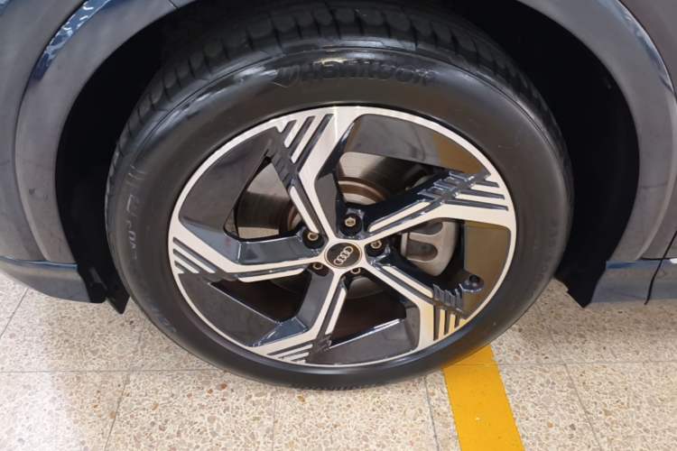 Used Audi Q4 e-tron 2023 40 e-tron Boundary Edition Left Front Wheel Hub