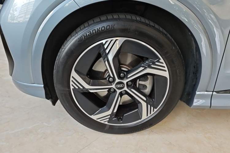 Used Audi Q4 e-tron 2023 40 e-tron Creation Edition Midnight Left Front Wheel Hub