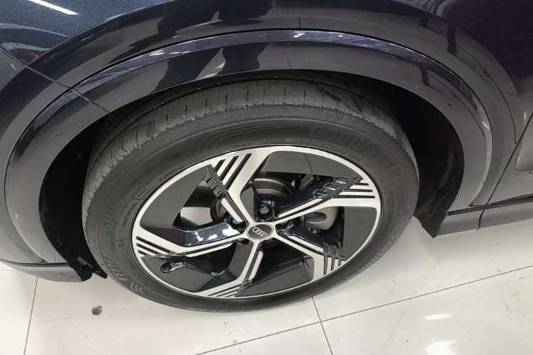 Used Audi Q4 e-tron 2023 40 e-tron Creation Edition Midnight Left Front Wheel Hub