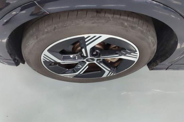 Used Audi Q4 e-tron 2023 40 e-tron Creation Edition Midnight Left Front Wheel Hub