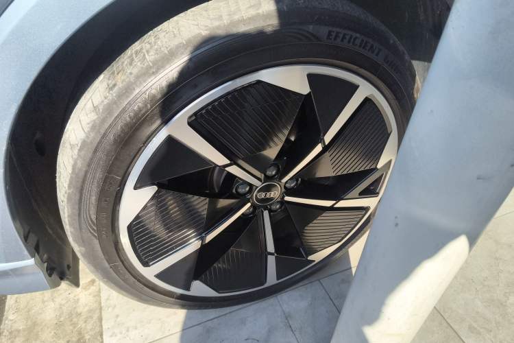 Used Audi Q4 e-tron 2023 50 e-tron quattro Creation Edition Left Front Wheel Hub