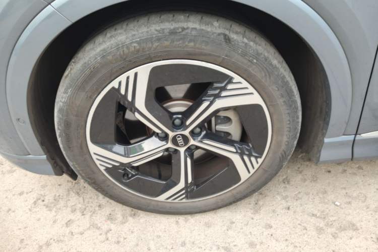 Used Audi Q4 e-tron 2023 40 e-tron Creation Edition Midnight Left Front Wheel Hub