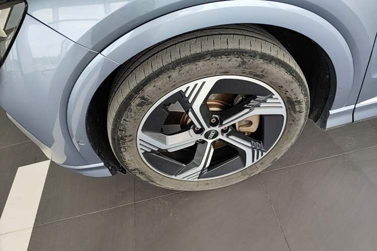 Used Audi Q4 e-tron 2023 40 e-tron Boundary Edition Left Front Wheel Hub