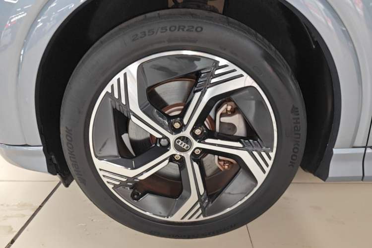 Used Audi Q4 e-tron 2023 40 e-tron Creation Edition Midnight Left Front Wheel Hub