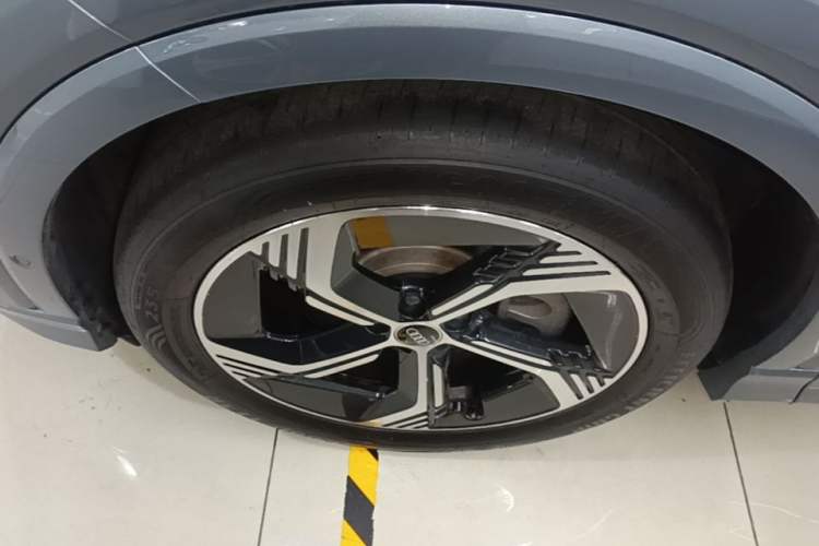 Used Audi Q4 e-tron 2023 40 e-tron Boundary Edition Left Front Wheel Hub