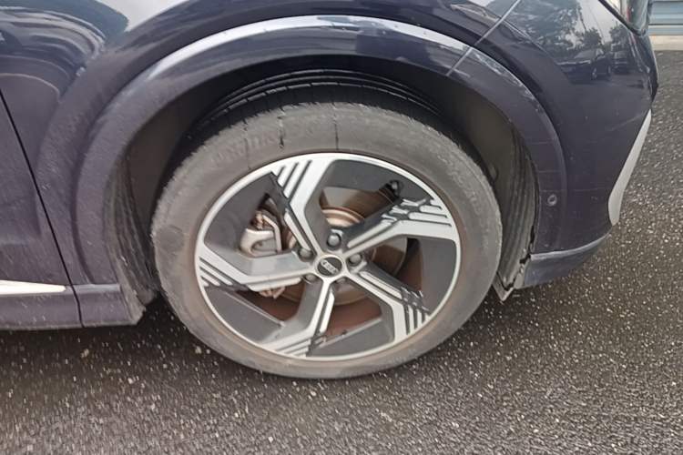 Used Audi Q4 e-tron 2023 40 e-tron Boundary Edition Right Front Wheel Hub