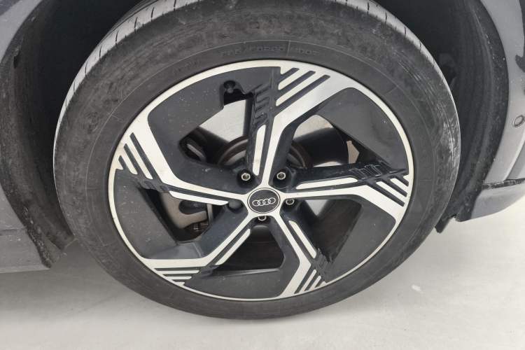 Used Audi Q4 e-tron 2023 40 e-tron Boundary Edition Right Front Wheel Hub