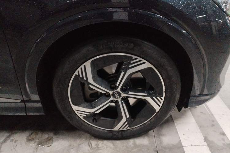 Used Audi Q4 e-tron 2023 50 e-tron quattro Visionary Edition Right Front Wheel Hub