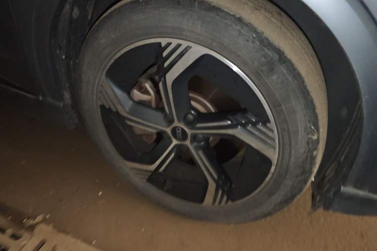 Used Audi Q4 e-tron 2023 40 e-tron Creation Edition Midnight Right Front Wheel Hub