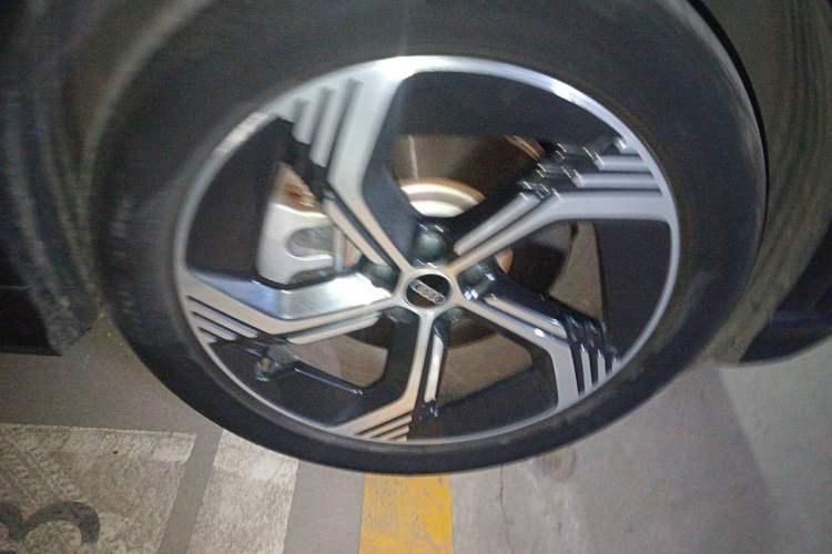 Used Audi Q4 e-tron 2023 50 e-tron quattro Visionary Edition Right Front Wheel Hub