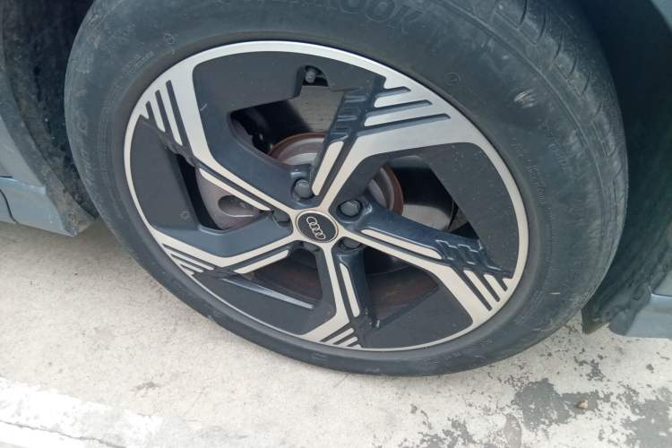 Used Audi Q4 e-tron 2023 40 e-tron Boundary Edition Right Front Wheel Hub