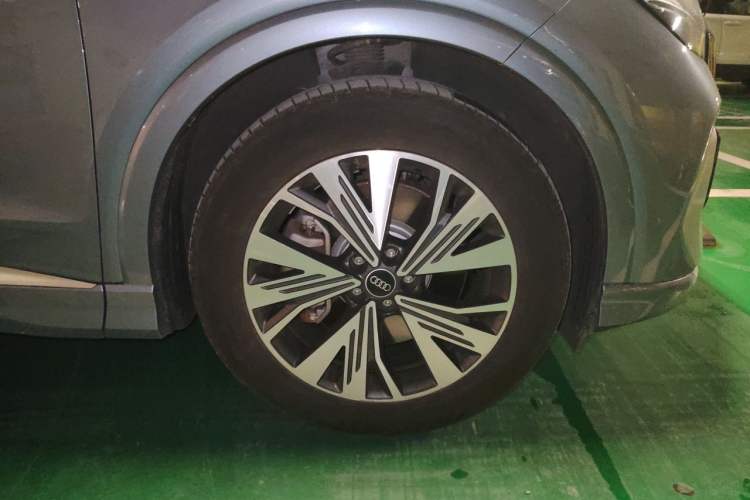 Used Audi Q4 e-tron 2023 40 e-tron Adventure Edition Right Front Wheel Hub