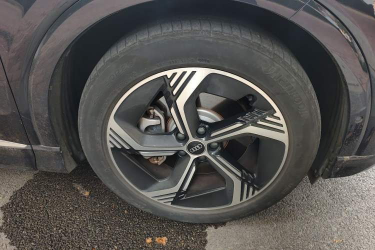 Used Audi Q4 e-tron 2023 40 e-tron Boundary Edition Right Front Wheel Hub