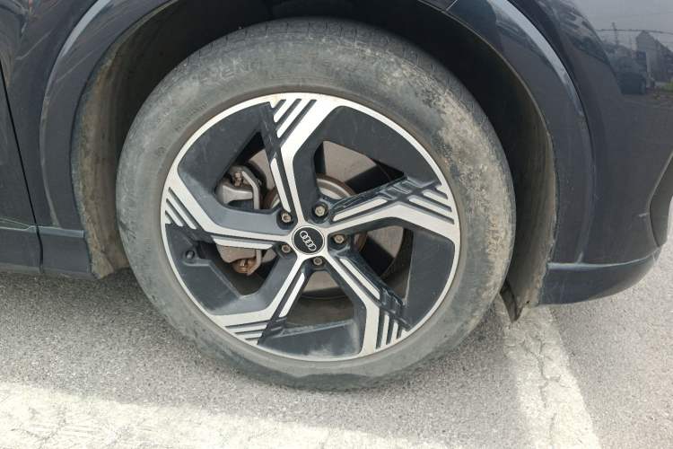 Used Audi Q4 e-tron 2023 40 e-tron Creation Edition Midnight Right Front Wheel Hub
