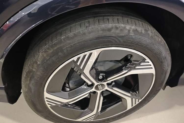 Used Audi Q4 e-tron 2023 40 e-tron Creation Edition Midnight Right Rear Wheel Hub