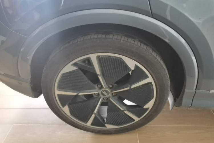 Used Audi Q4 e-tron 2023 50 e-tron quattro Creation Edition Right Rear Wheel Hub