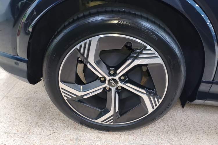 Used Audi Q4 e-tron 2023 40 e-tron Boundary Edition Right Rear Wheel Hub