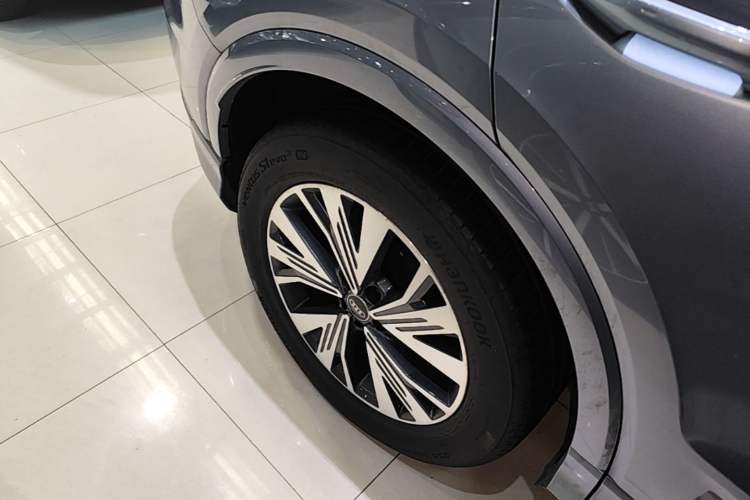 Used Audi Q4 e-tron 2023 40 e-tron Adventure Edition Right Rear Wheel Hub