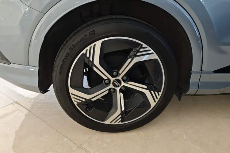 Used Audi Q4 e-tron 2023 40 e-tron Creation Edition Midnight Right Rear Wheel Hub