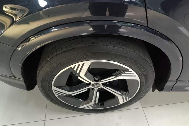 Used Audi Q4 e-tron 2023 40 e-tron Creation Edition Midnight Right Rear Wheel Hub