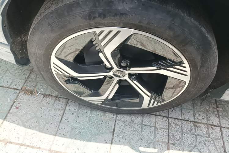 Used Audi Q4 e-tron 2023 50 e-tron quattro Visionary Edition Right Rear Wheel Hub
