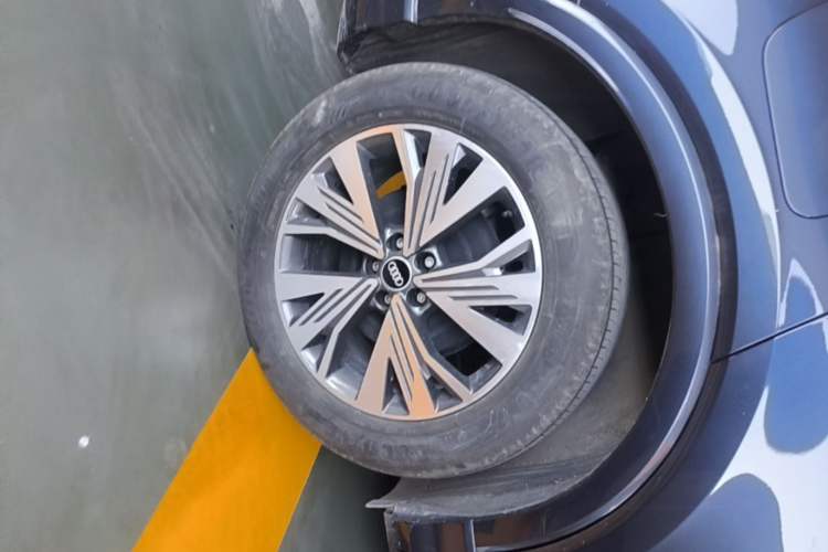 Used Audi Q4 e-tron 2023 40 e-tron Adventure Edition Right Rear Wheel Hub