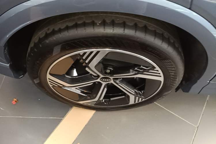Used Audi Q4 e-tron 2023 40 e-tron Boundary Edition Right Rear Wheel Hub