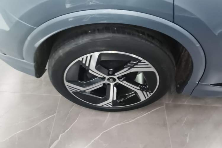 Used Audi Q4 e-tron 2023 40 e-tron Creation Edition Midnight Right Rear Wheel Hub