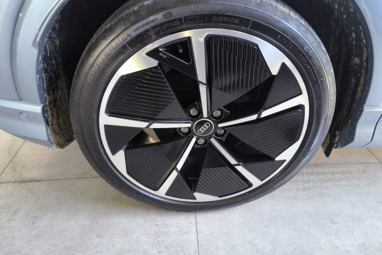 Used Audi Q4 e-tron 2023 50 e-tron quattro Creation Edition Right Rear Wheel Hub