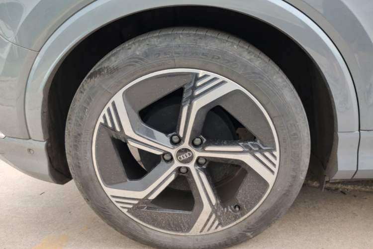 Used Audi Q4 e-tron 2023 40 e-tron Creation Edition Midnight Right Rear Wheel Hub