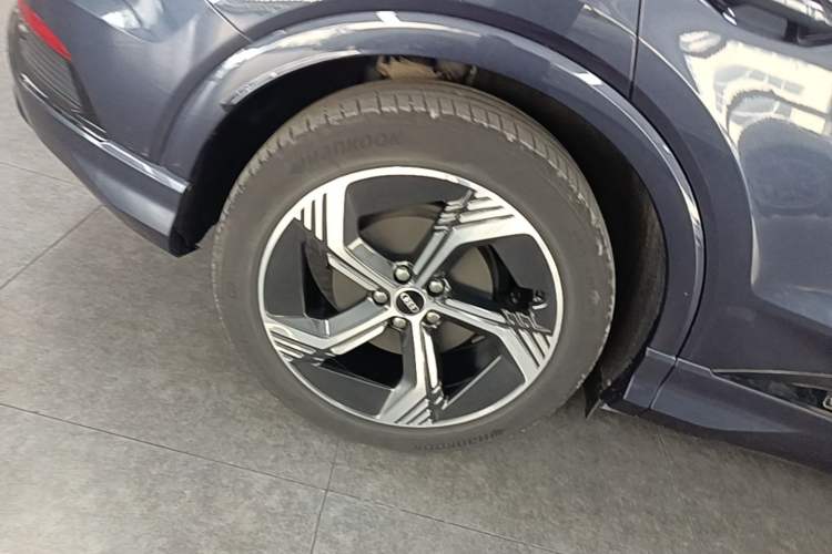 Used Audi Q4 e-tron 2023 40 e-tron Creation Edition Midnight Right Rear Wheel Hub