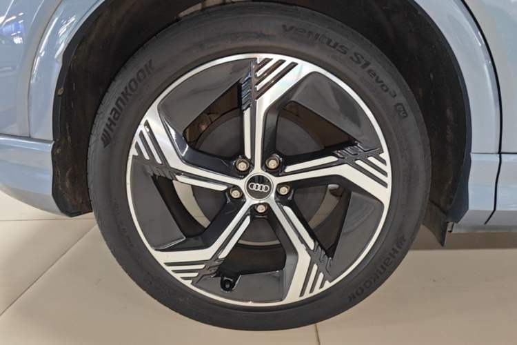 Used Audi Q4 e-tron 2023 40 e-tron Creation Edition Midnight Right Rear Wheel Hub