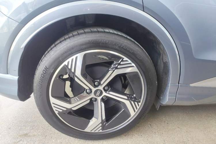 Used Audi Q4 e-tron 2023 50 e-tron quattro Visionary Edition Right Rear Wheel Hub