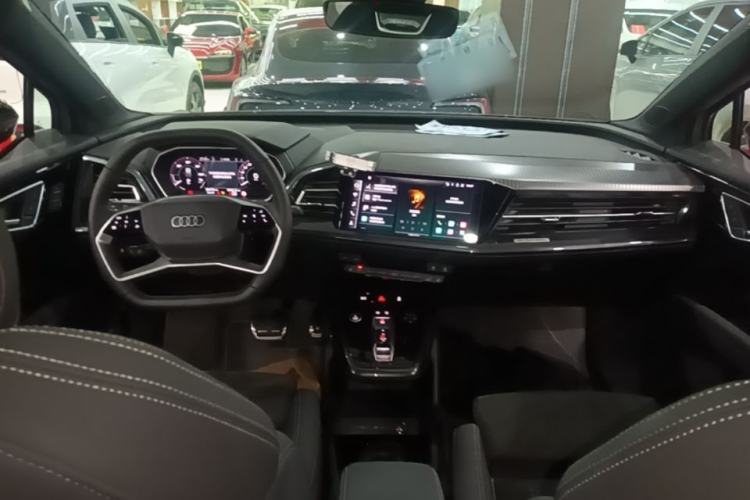 Used Audi Q4 e-tron 2023 40 e-tron Creation Edition Midnight Center Console
