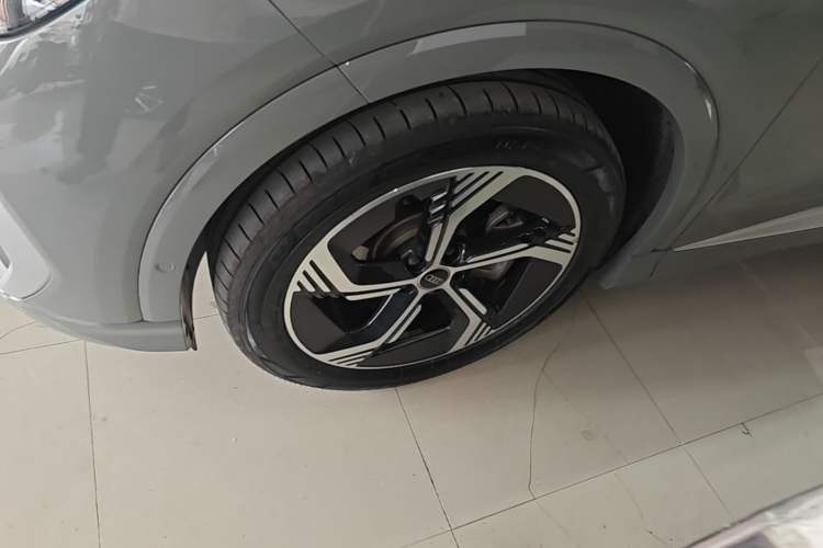 Used Audi Q4 e-tron 2023 40 e-tron Boundary Edition Left Front Wheel Hub