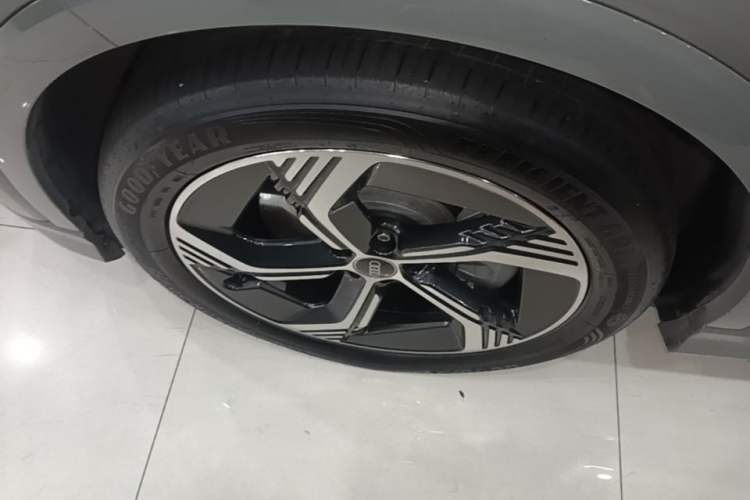 Used Audi Q4 e-tron 2023 40 e-tron Creation Edition Midnight Left Front Wheel Hub