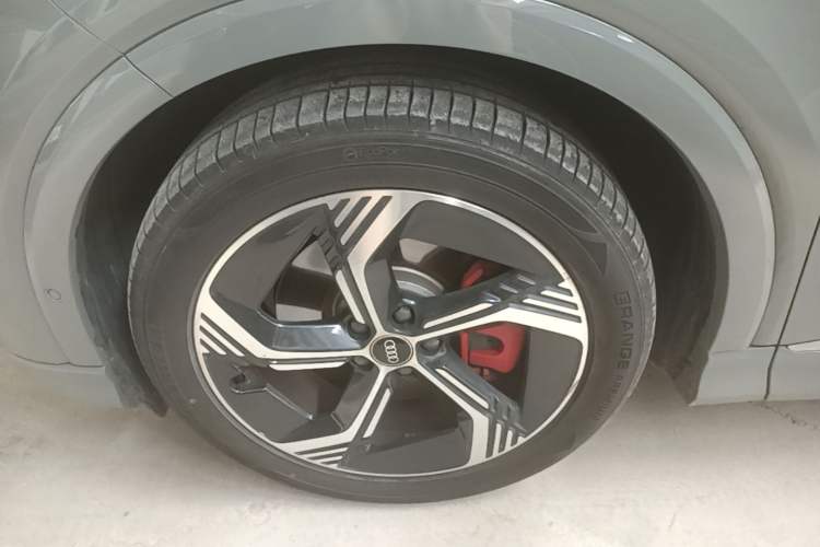 Used Audi Q4 e-tron 2023 40 e-tron Boundary Edition Left Front Wheel Hub