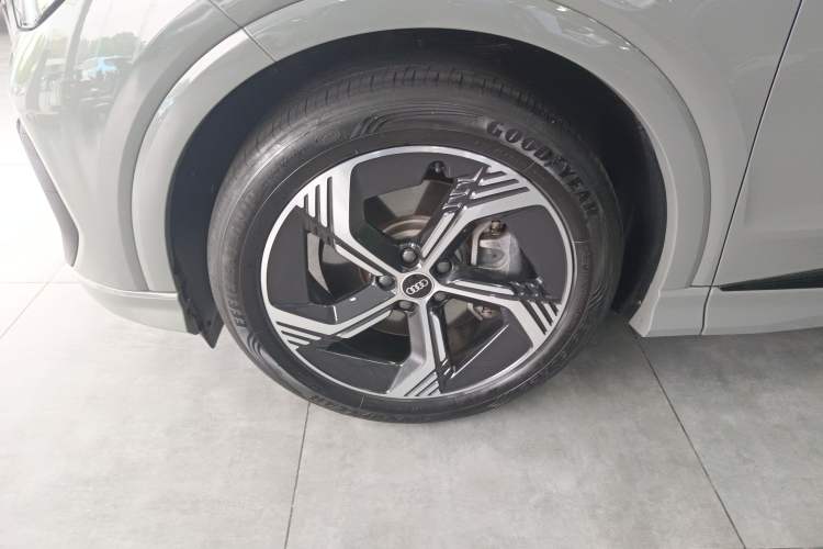 Used Audi Q4 e-tron 2023 40 e-tron Creation Edition Midnight Left Front Wheel Hub